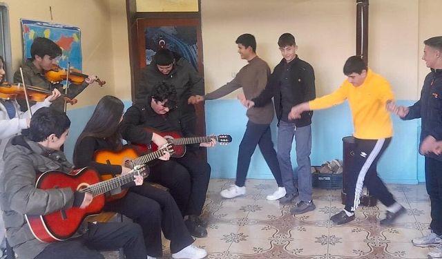 Tarsus’ta “Dostlukla Paylaş Okulda Kal” projesi