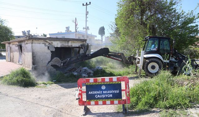 Akdeniz’de metruk yapılar birer birer yıkılıyor