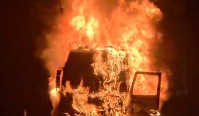 Tarsus'ta seyir halindeki tır yandı