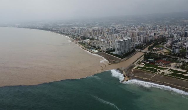 Mersin’de sel suları denizi kahverengiye çevirdi