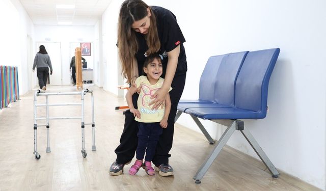 Ada Su, 2 yıl süren fizik tedaviyle ilk adımlarını attı