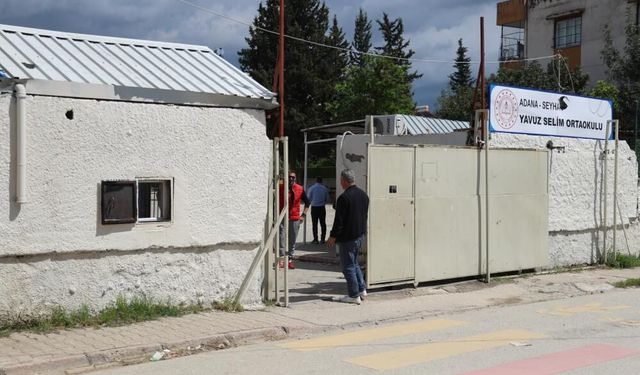 Okul içerisinden gelen silah sesleri paniğe neden oldu