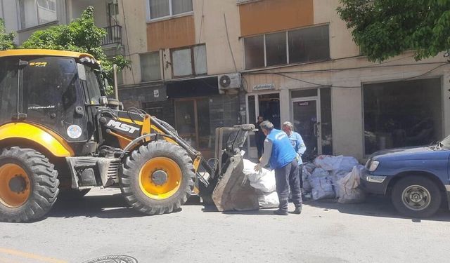 Sokaklara ve boş arazilere dökülen atıklar toplanıyor
