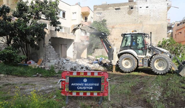 Akdeniz’de metruk binalar kontrollü şekilde yıkılıyor