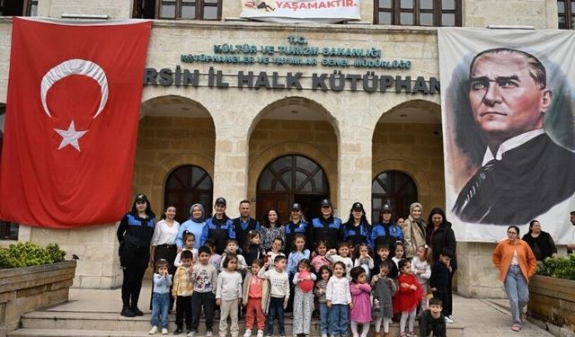Mersin’de Kütüphane Haftası’nda çocuklarla polis el ele