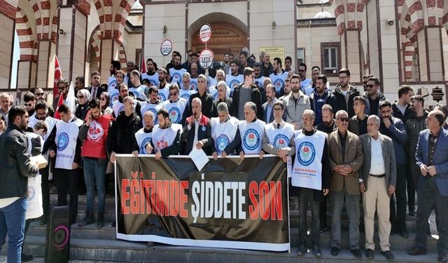 Yaşamını yitiren öğretmen ve öğrenciler için gıyabi cenaze namazı kılındı