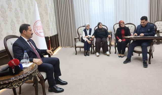 Otizmli Ertuğrul'dan valiyi mest eden mini konser