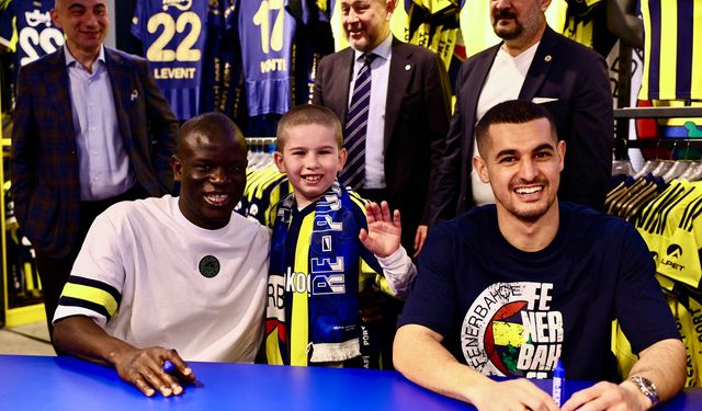 Fenerbahçeli N'Golo Kante ve Levent Mercan imza gününde taraftarlarla buluştu