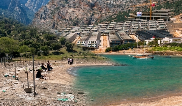 Akdeniz’in incisi Tisan beton ve çöple kuşatıldı