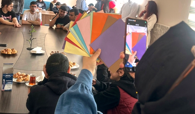 ‘Bir Zarf Bir Mutluluk’ diyerek gönülleri kazanıyorlar