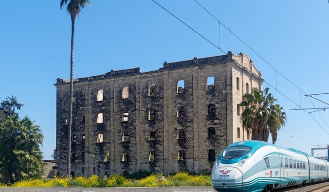 Mersin’de hızlı tren yükselirken, tarih sessizce çöküyor