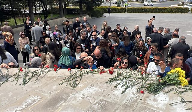 Kahramanmaraş’ta okul saldırısında ölen öğretmen ve öğrenciler için Nevşehir’de karanfil bırakıldı