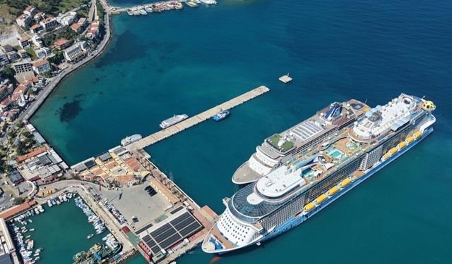 Kuşadası'na kruvaziyerle 4 bin 600 turist geldi