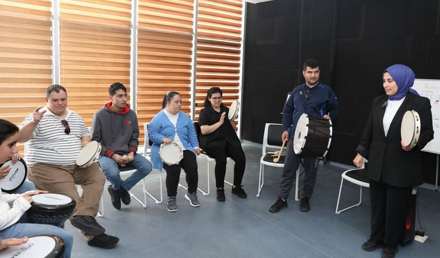 Engelleri müziğin ritmi ile aşıyorlar