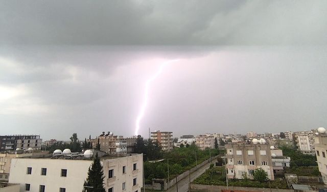 Gökyüzü yıldırım düşmesiyle aydınlandı