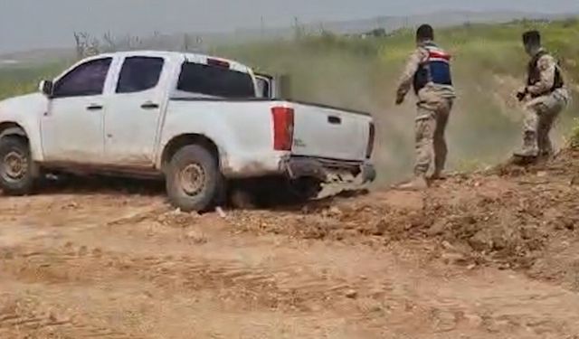 Türkiye sınırında, insan kaçakçılarıyla kovalamaca anı kamerada: 3 gözaltı