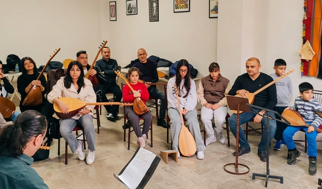 Kiev’de batı müziği eğitimi aldı Mersin’de bağlama öğretiyor