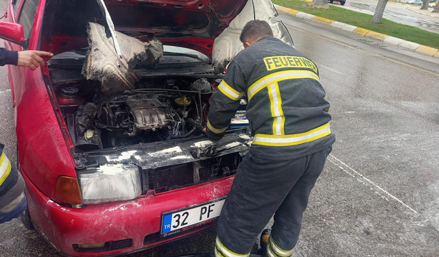 Seyir halindeki otomobil alev aldı