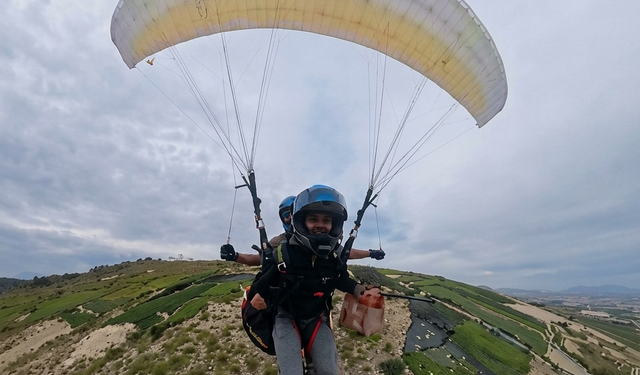 Mersin’de uçan kurye, siparişi yamaç paraşütüyle teslim etti