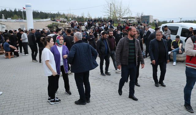 Yaralı öğrencilerin ailelerinin hastane önündeki bekleyişi sürüyor