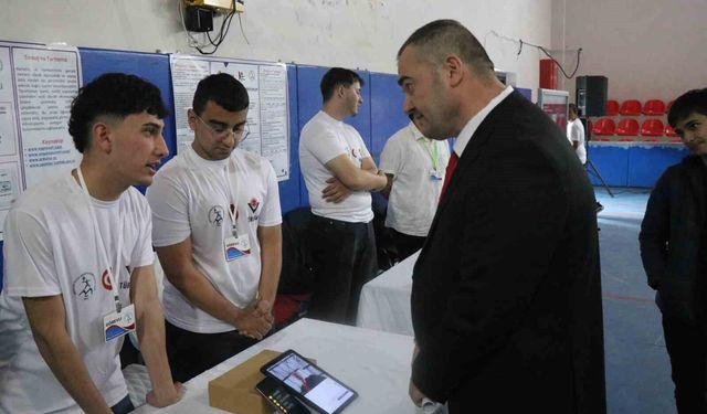 Öğrenciler işaret dilini yapay zekayla sese dönüştürdü