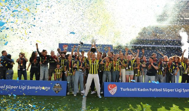 Fenerbahçe ArsaVev şampiyonluk kupasını aldı