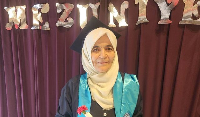65 yaşında üniversiteden mezun oldu
