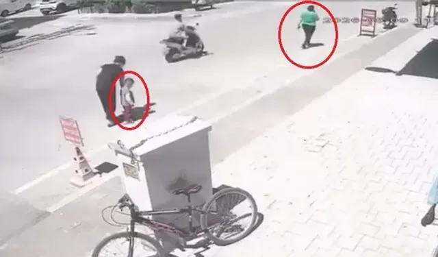 2 yaşındaki çocuğu, sokak ortasında tekmeledi