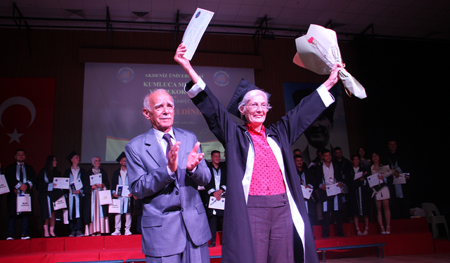 70 yaşında üniversiteden mezun oldu belgesini profesör oğlu verdi
