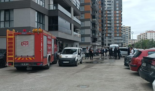 Asansörde mahsur kalanları kurtarmak isterken boşluğa düşüp öldü