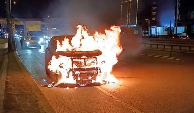 Seyir halindeki otomobil alev alev yandı