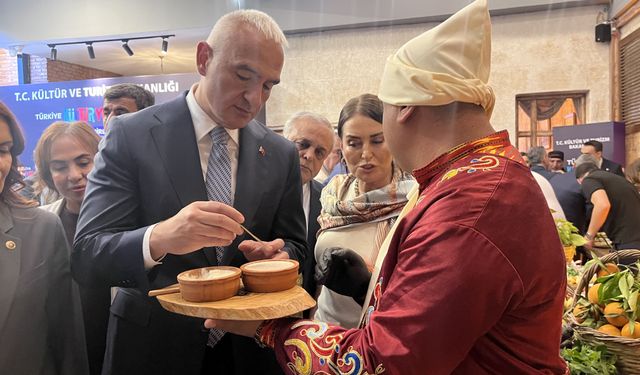Bakan Ersoy Mersin’de yöresel lezzetlerin tadına baktı