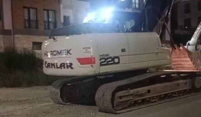 Kepçe ile asfalta zarar veren firmaya vatandaştan tepki