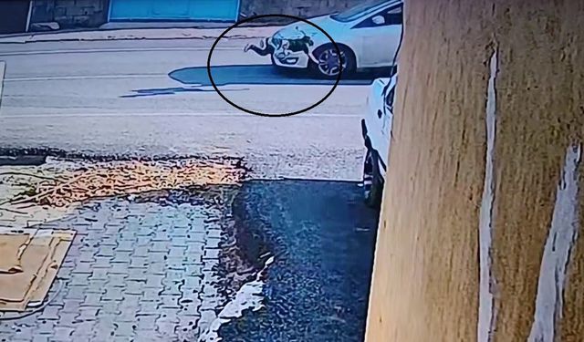 Aniden yola fırlayan çocuğa araç çarptı