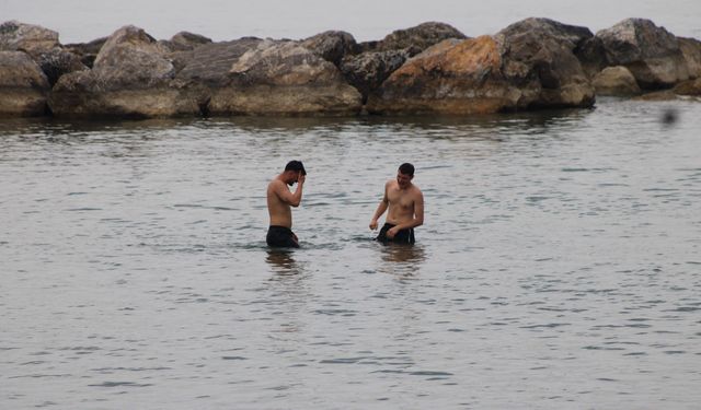 35 derecelik sıcak dersten etti: Öğrenciler denize koştu