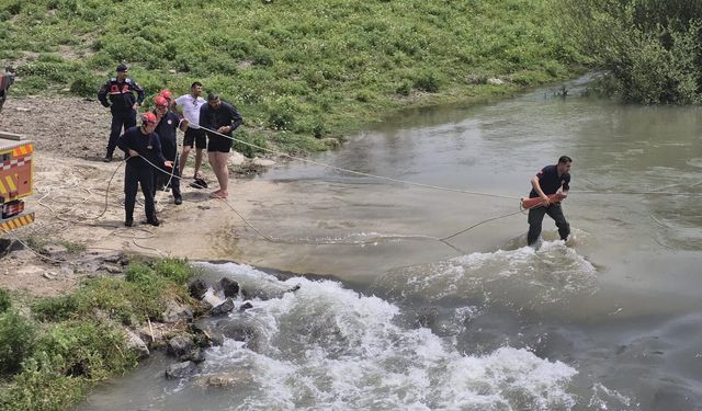 Karaçay Nehrinde mahsur kalan 2 kişi kurtarıldı