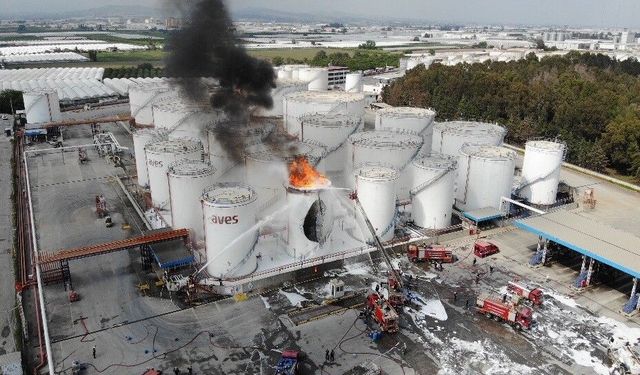 Mersin'de yağ fabrikasındaki yangın havadan görüntülendi