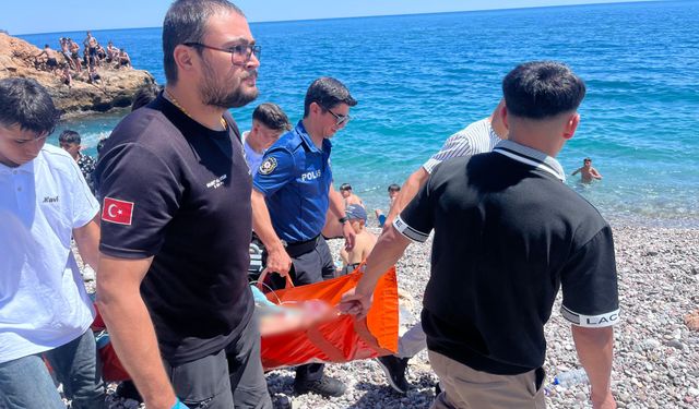 Arkadaşını kurtarmak isterken boğulma tehlikesi geçirdi