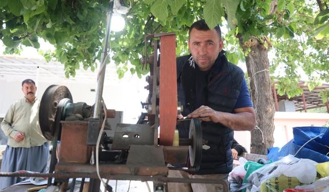 Ürettiği bıçakla tıraş ediyor, sosyal medyada gündem oldu