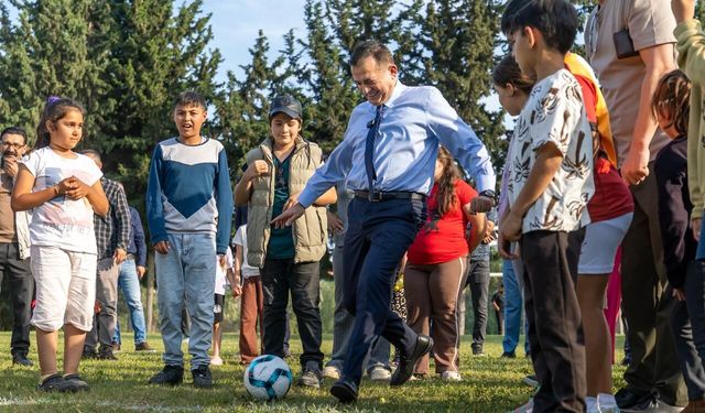 Özyiğit, çocuklara verdiği ‘Halı Saha’ sözünü tuttu