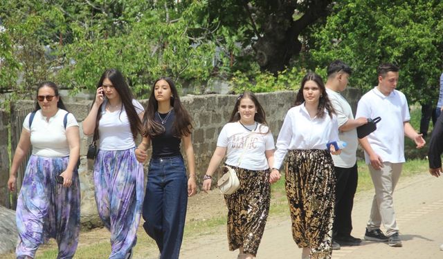 'Aşıklar Sokağı'nda dolaşıp kendilerine eş arıyorlar
