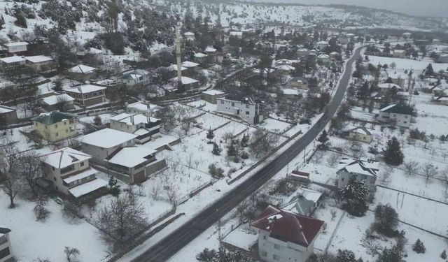 Mersin'de karla kaplanan mahalleler dronla görüntülendi