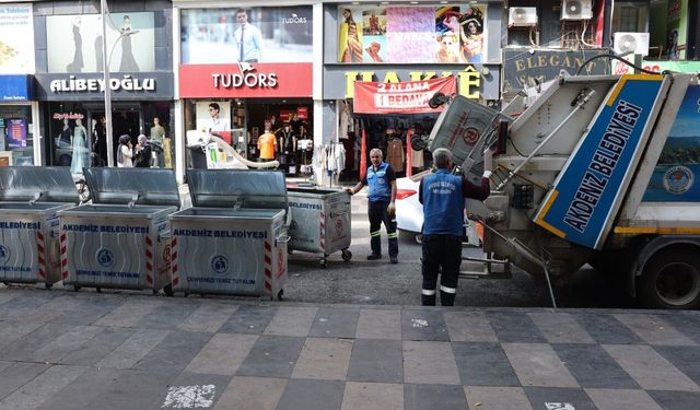 Akdeniz Belediyesi'nden çöp konteynerleri yenileme çalışması