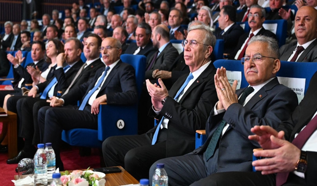 Mansur Yavaş tarihi kentler birliği’nde yeniden başkan seçildi