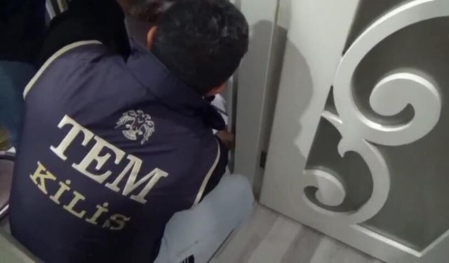 Aranan FETÖ hükümlüsü gizli bölmede yakalandı