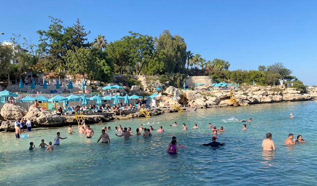Tatilin son dakikalarını plajda saniye saniye değerlendirdiler