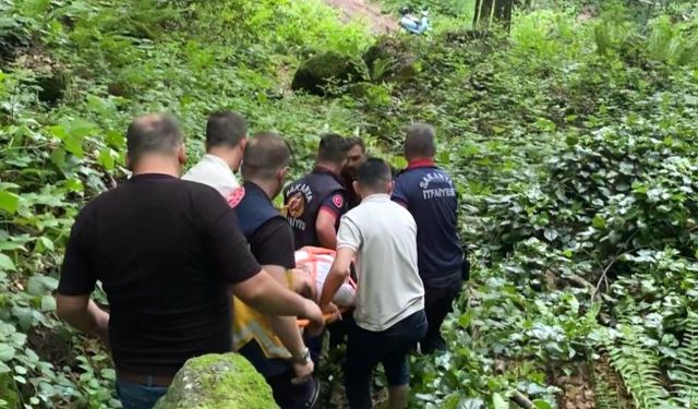 Kayalıklarda mahsur kalan kişiyi, itfaiye kurtardı