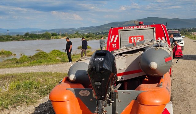 Kelkit Çayına düşen araçta 4 akrabadan 2'si kayboldu