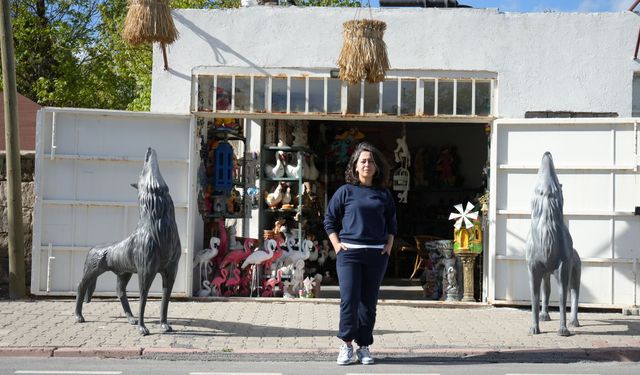 Hobi olarak başladı bağ evini sanat atölyesine dönüştürdü