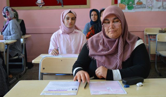 Anneler sıralara oturdu, kitap okuma yarışmasında ter döktü